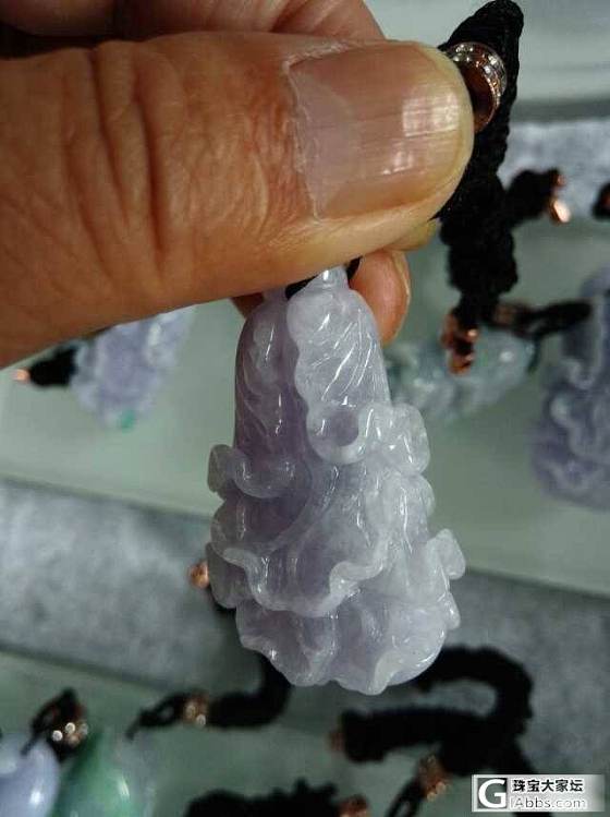 春带彩  衣紫腰黄  的翡翠白菜挂件_翡翠
