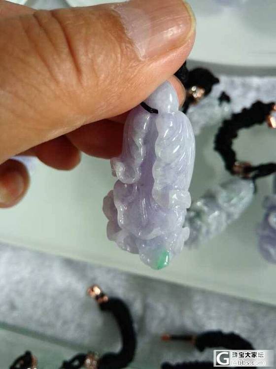 春带彩  衣紫腰黄  的翡翠白菜挂件_翡翠