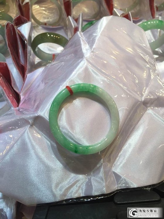 新入美镯！算微水头的糯飘绿吧？_翡翠