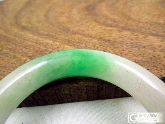 大家再帮看看这个白底青手镯是A的还是B的？万分感谢！_翡翠