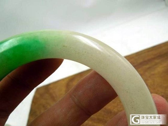 大家再帮看看这个白底青手镯是A的还是B的？万分感谢！_翡翠