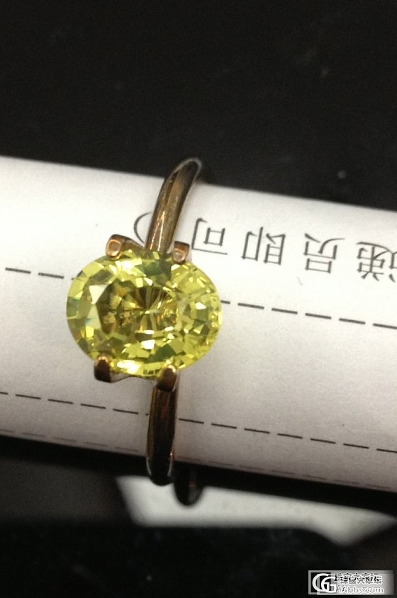发现一个小金绿宝石不同灯光下有点变色_名贵宝石