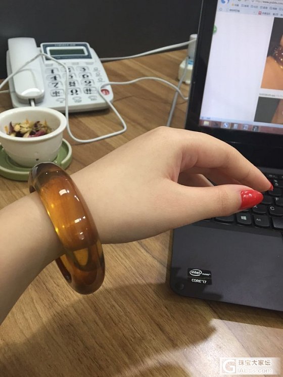 年底捡漏，有收了个大金珀镯子_琥珀