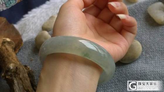 种色比较，大家帮我看看俩镯什么价入合适，哪个更赞_手镯翡翠摄影