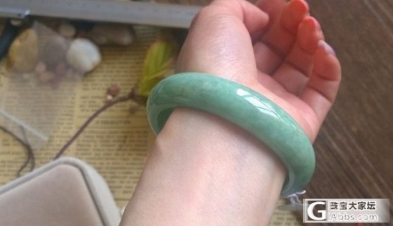 大家帮我看看两个镯子啥价入合适，哪个更赞？_翡翠