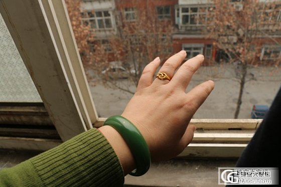 大家给看一下这个碧玉镯子如何，新手小白，求教，是鸭蛋青？还是苹果绿？_碧玉