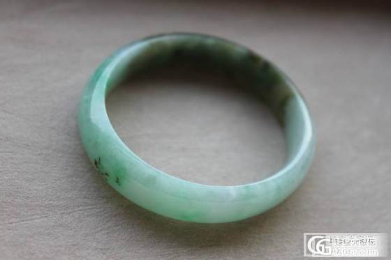 苹果绿贵妃,花青飘花,辣绿小圆镯子口径50~53MM,小巧吊坠也有哦_翡翠