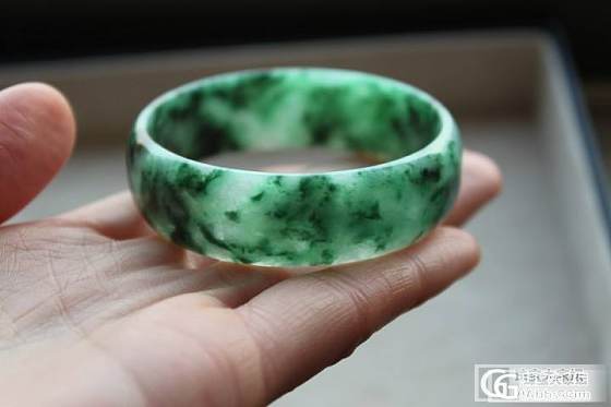 苹果绿贵妃,花青飘花,辣绿小圆镯子口径50~53MM,小巧吊坠也有哦_翡翠