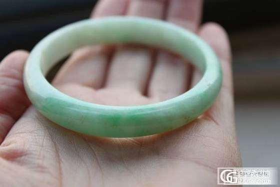 苹果绿贵妃,花青飘花,辣绿小圆镯子口径50~53MM,小巧吊坠也有哦_翡翠