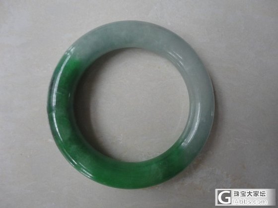 大家帮忙看看这只半边阳绿手镯a货不？_翡翠