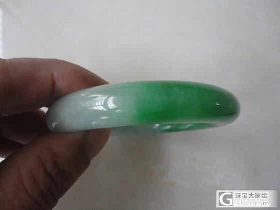 大家帮忙看看这只半边阳绿手镯a货不？_翡翠