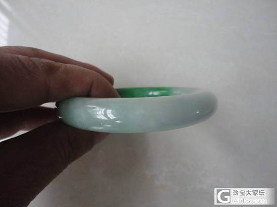 大家帮忙看看这只半边阳绿手镯a货不？_翡翠