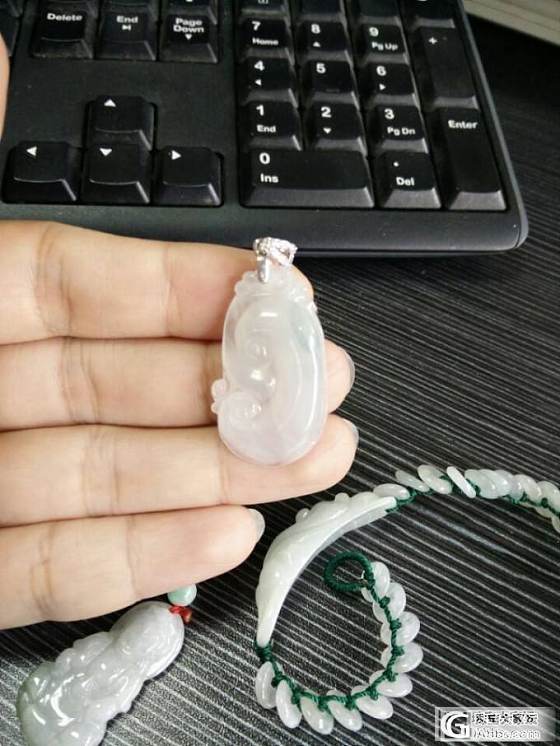 新入的三件饰物，吊咀有条不知是否系裂纹，买时无注意哦_翡翠