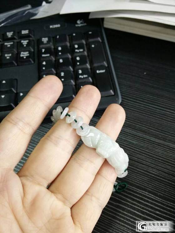 新入的三件饰物，吊咀有条不知是否系裂纹，买时无注意哦_翡翠