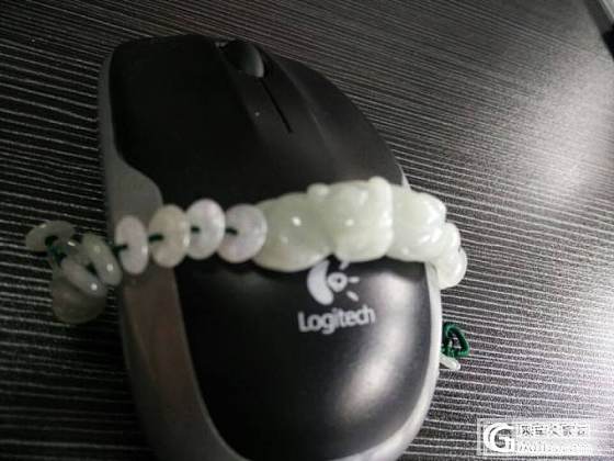 新入的三件饰物，吊咀有条不知是否系裂纹，买时无注意哦_翡翠