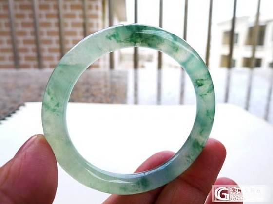 大家帮忙看下这个镯子，多少钱可以入呢？_翡翠