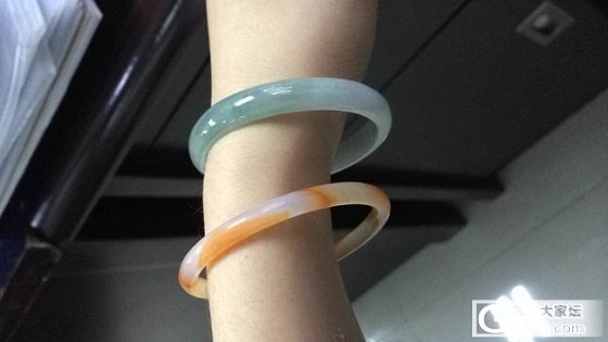 小白最近又入了一个镯子，请大家看看值多少_翡翠
