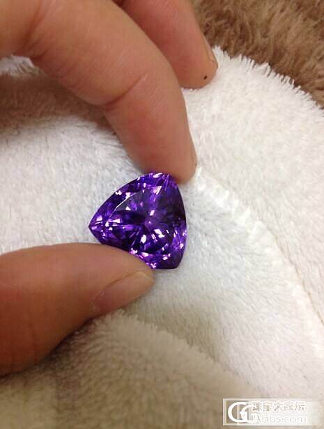 新入手的紫晶一枚，重新上照~~_刻面宝石