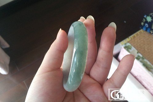 转让一只58圈口的翡翠镯子_翡翠