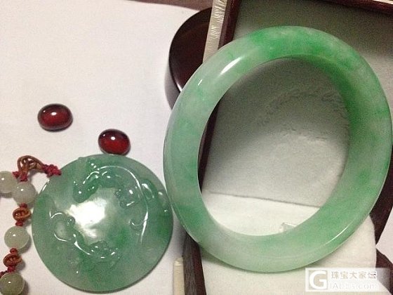 绿带紫的手镯  与子刚款的镯芯料厚装牌子？_翡翠