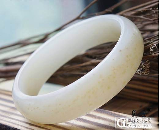 麻烦大家帮我参考两只镯子，谢谢了_和田玉