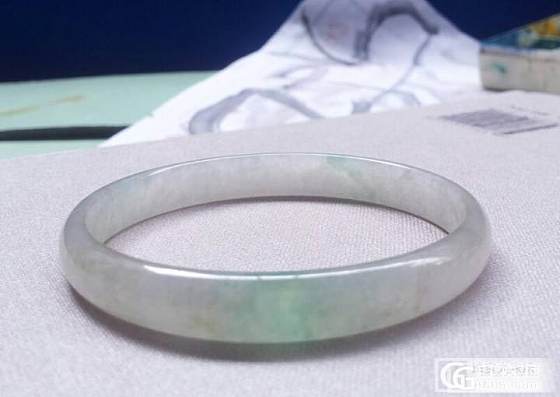转一只冰种带绿翡翠手镯_翡翠