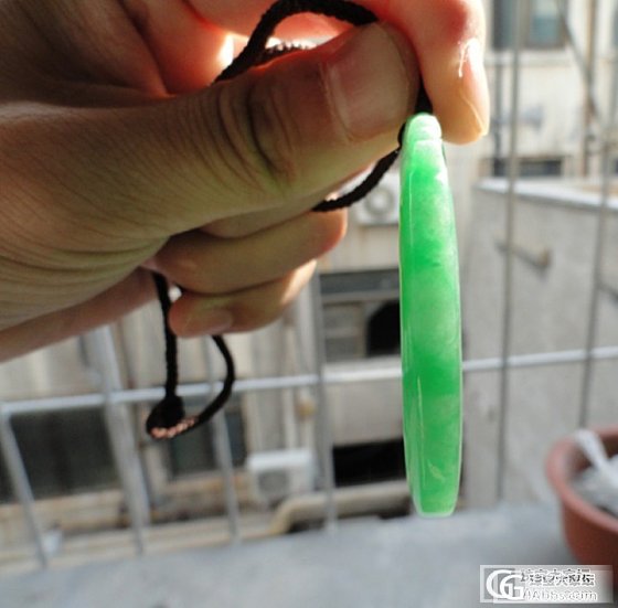 小弟学浅，请大家帮忙鉴赏这两个挂件_翡翠