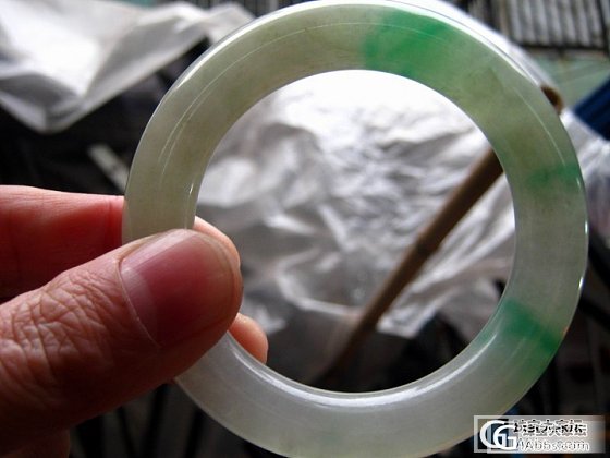 大家帮看看这手镯A吗？如果A值多少钱？_翡翠