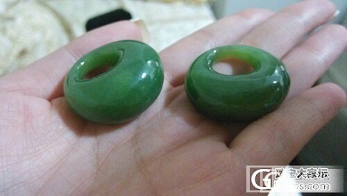 晒两只木鱼碧玉坠_碧玉