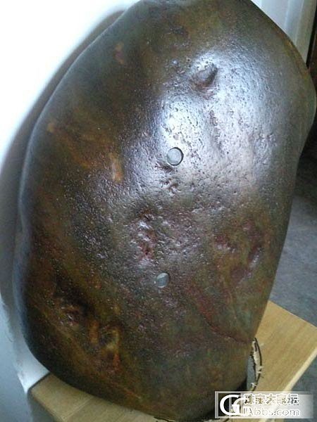 请大家看看这块重约100斤的石头是不是和田？_和田玉