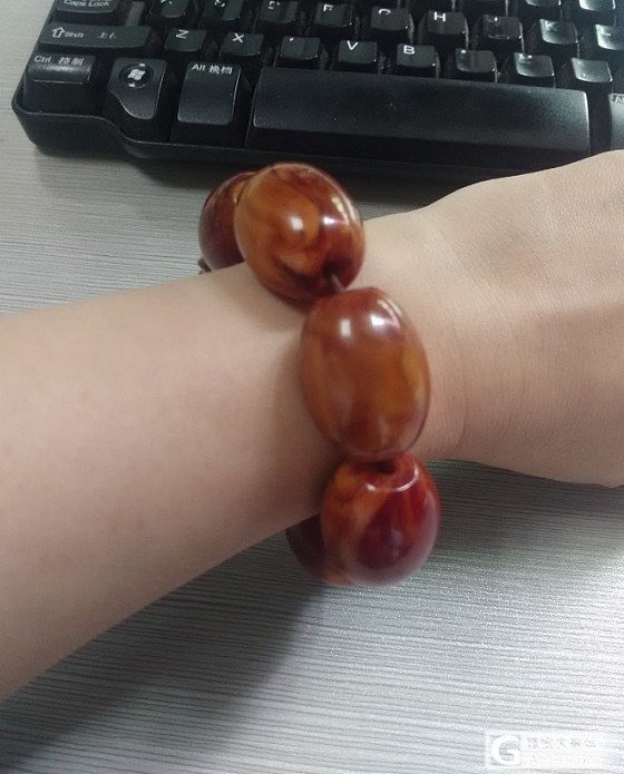 20年前亲戚送的蜜蜡手串，请行家帮忙看看怎么样？_珠串蜜蜡