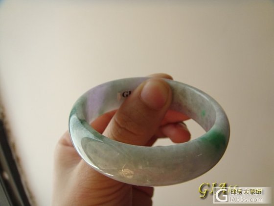 行家帮忙看看，这只镯子品质怎么样，价值多少？_手镯翡翠