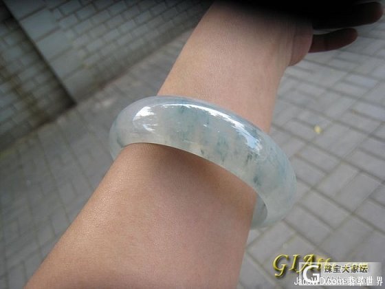 请各位大虾帮我看看这手镯多少米能请到，谢谢_手镯翡翠