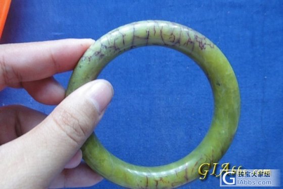 一对老镯，不知道是什么料的，请大家帮忙看下_翡翠