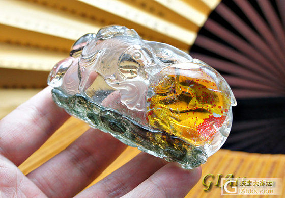 给大家看一个罕见的绿幽灵与胶花共生年年有余手把件_幽灵晶
