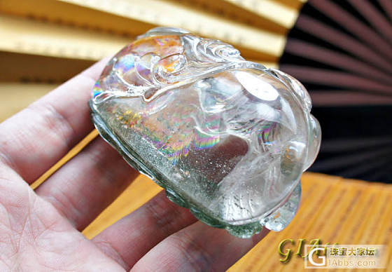 给大家看一个罕见的绿幽灵与胶花共生年年有余手把件_幽灵晶