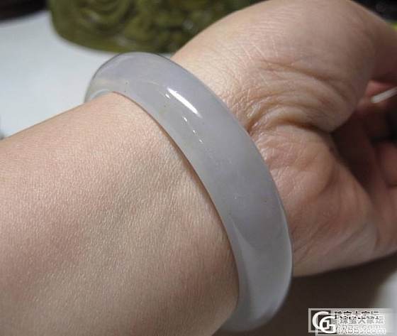 请老师们帮我看看这只带紫色的玉手镯，估个价_翡翠