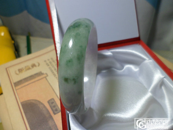 朋友帮忙买的镯子，请大家帮忙看看是不是A货。_翡翠