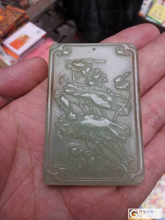 这两块玉牌那块价值高？分别是手工还是机械工？是那产的和田玉？_牌子和田玉