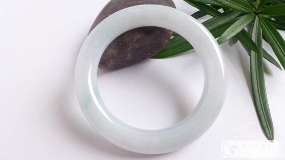 看上一款小口径翡翠，价格小中四 （再补图机几张）_翡翠