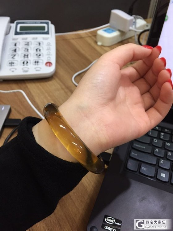 半年前买的缅甸金兰拼棕红双色龙凤镯 听说现在价位翻倍了，拿出来得瑟下哈哈_琥珀