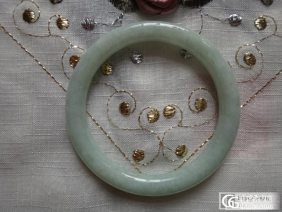入门级-整条淡淡果绿满绿圆条镯子_翡翠