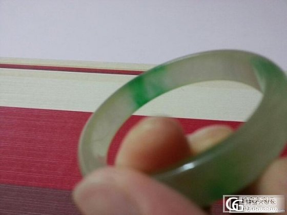 这镯子假吗,请老师们鉴定下._翡翠