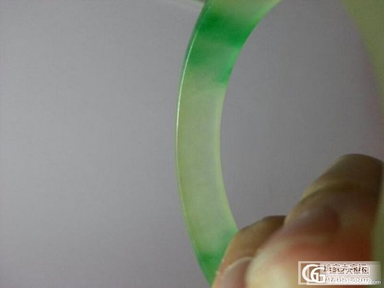这镯子假吗,请老师们鉴定下._翡翠