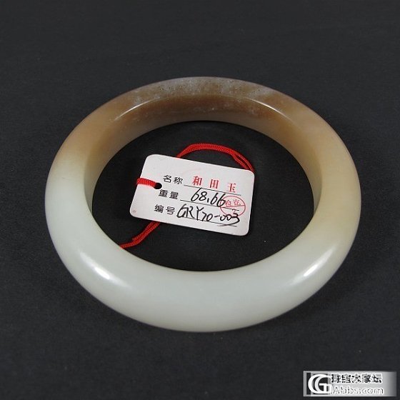 新手入的糖白玉手镯请大师看值的不呀？68.66克重  55.5*13.5mm_手镯和田玉