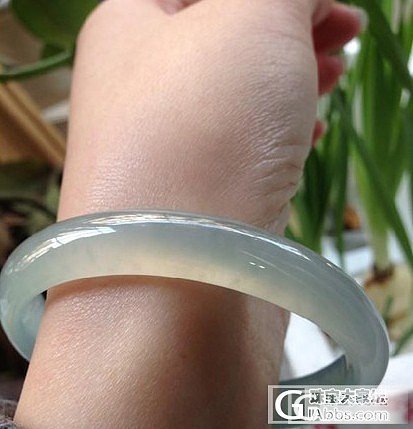已转！浓墨淡彩种水手镯，满圈荧光非常有特色..._翡翠