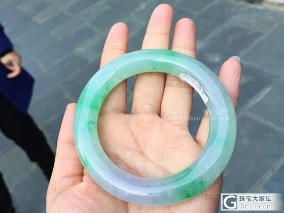 什么样的镯子适合40岁左右的女人戴？_翡翠