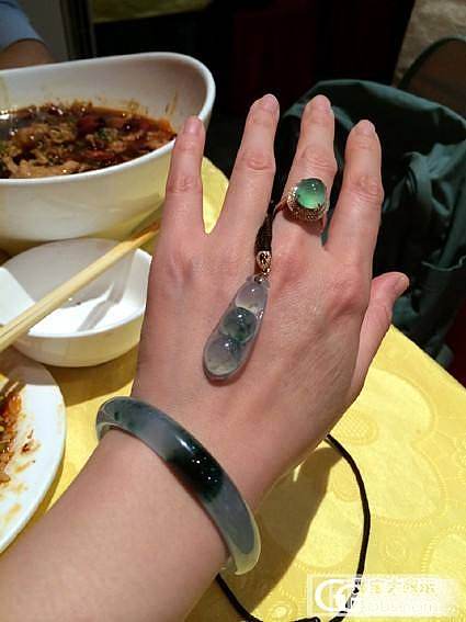 圆咕隆咚！旺仔小馒头一样的翡翠玻璃球_翡翠