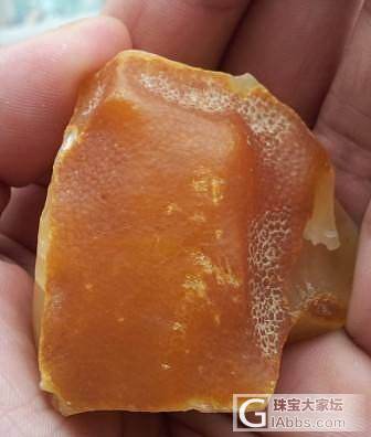 收了块原石打磨的蜜蜡，大神们给个鉴定呗_有机宝石