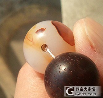 朋友们 这珠珠是玛瑙地不 人为处理过没_玛瑙